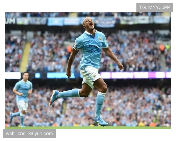 特写：伊蒂哈德球场南看台巨幅TIFO，致敬曼城传奇球员孔帕尼